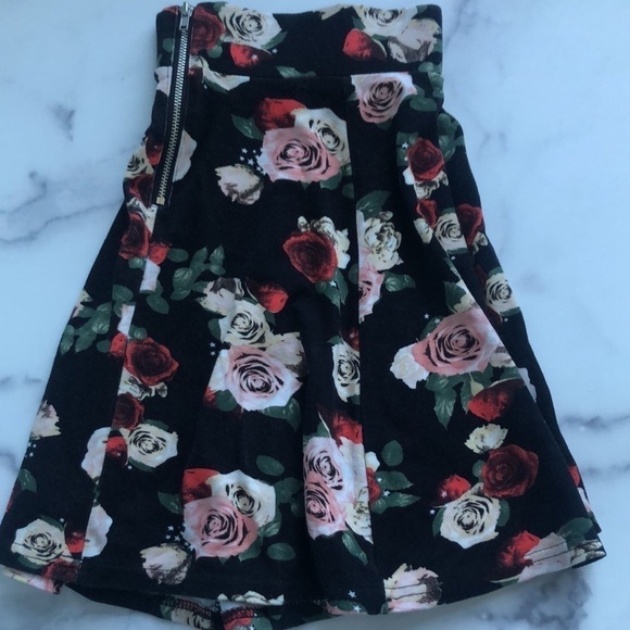 H&M Divided Floral Short Flared Skirt Size Medium - Picture 5 of 5